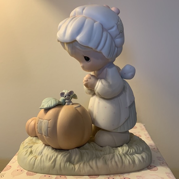 Precious Moments Figurine - October circa 1988 - Picture 2 of 4